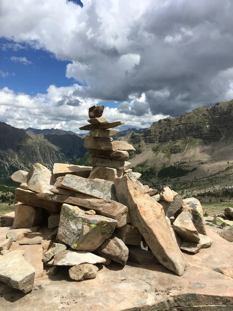 cairn pierres en montagne
