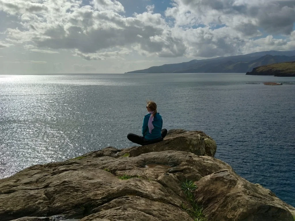 adulte seule devant la mer